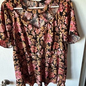 torrid Black Floral Keyhole Short Sleeve Top with Pink & Gold Print